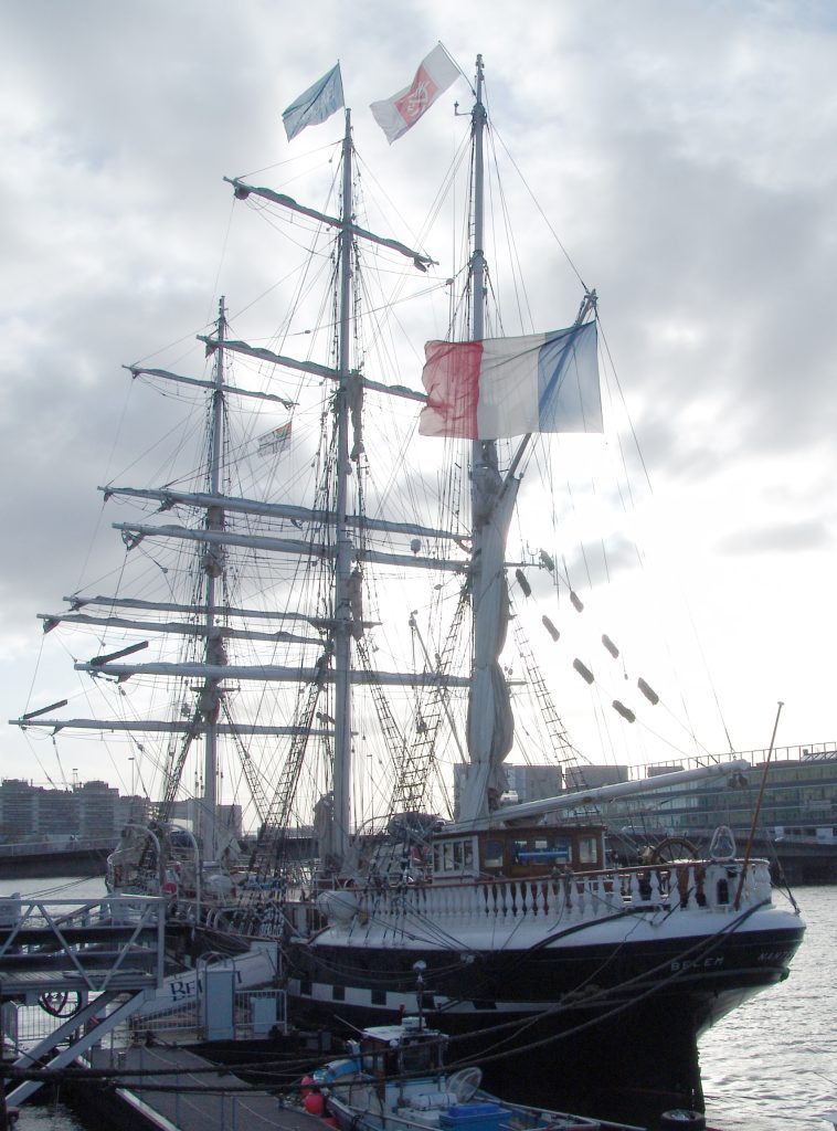 Image du Belem vu de face avec les voiles ramassées