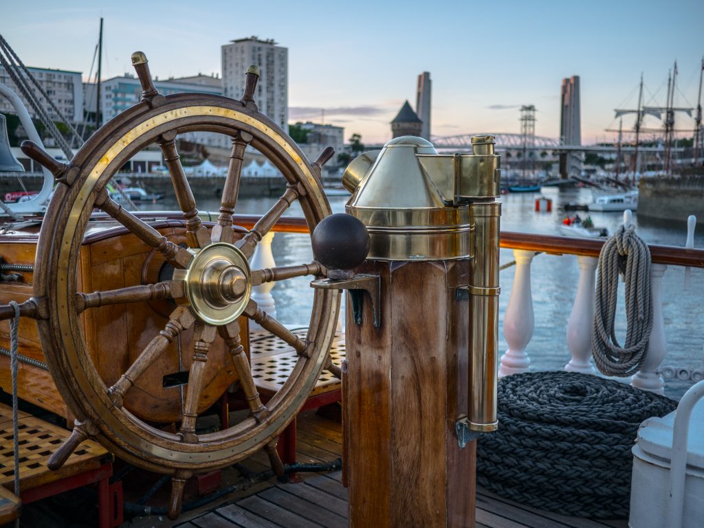 Photo du gouvernail et f du poste de commande Le Belem