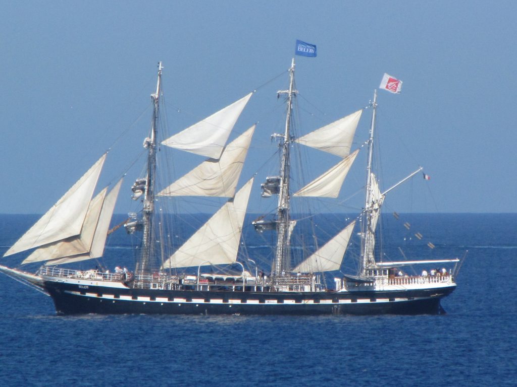 Le Belem sur la mer par petit vent